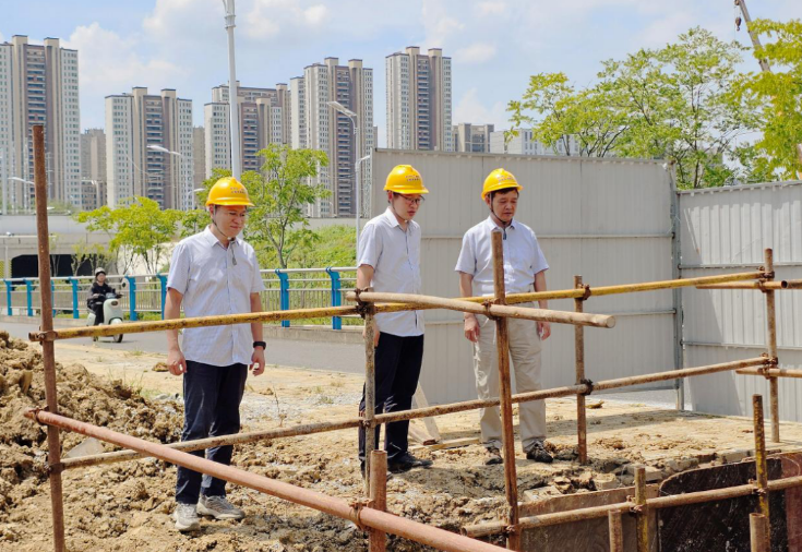燃气工作人员在施工现场检查管道敷设情况