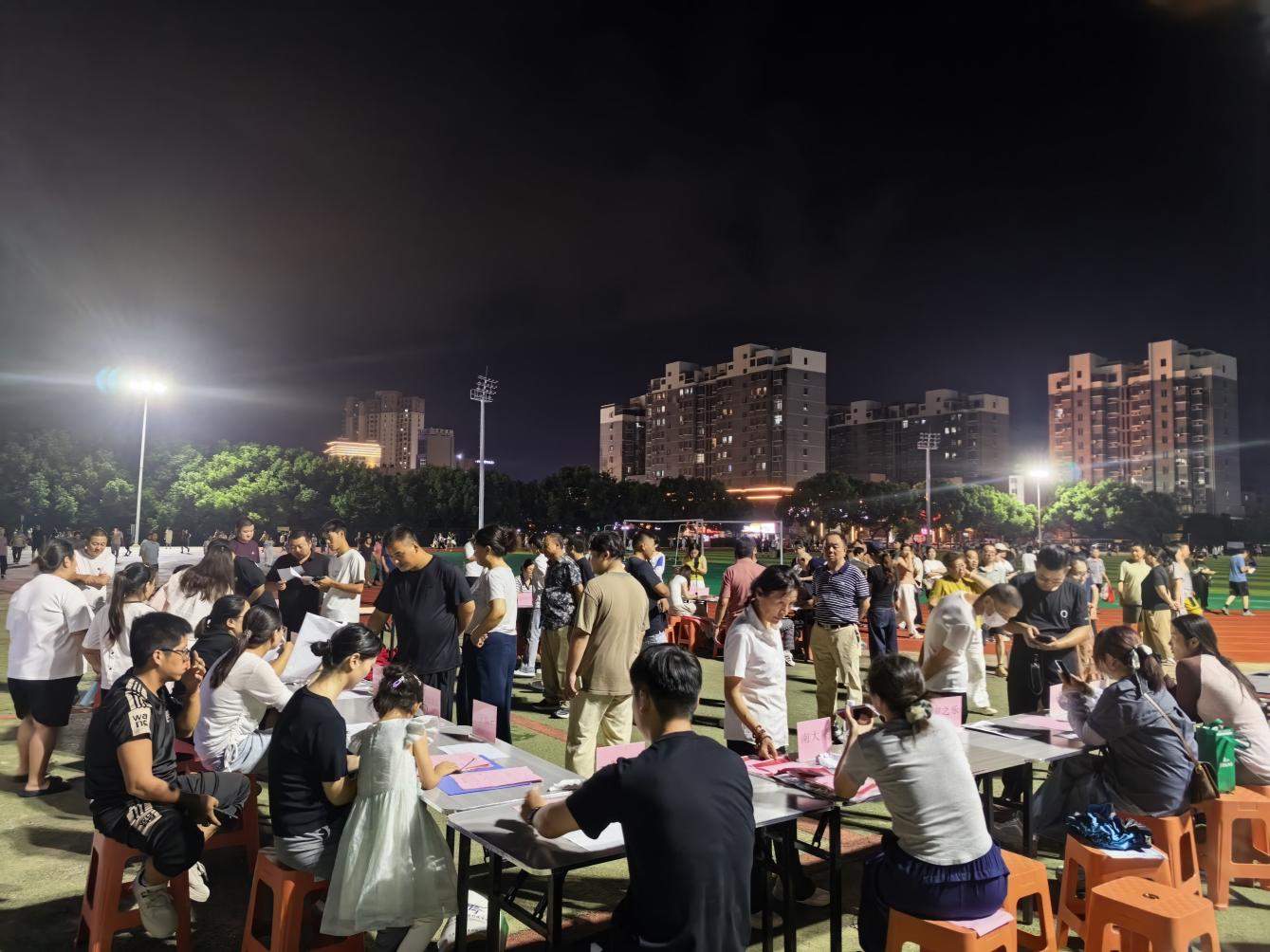 夜市招聘会现场人潮涌动。高海云摄