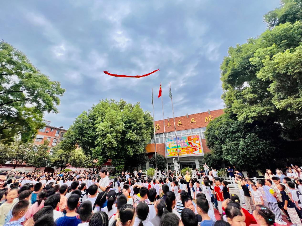 合肥市南门小学开展秋季开学典礼活动。