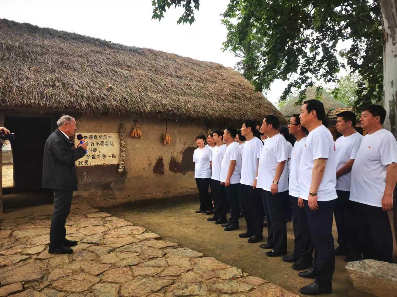 严金昌（左）介绍小岗村故事。安徽移动供图