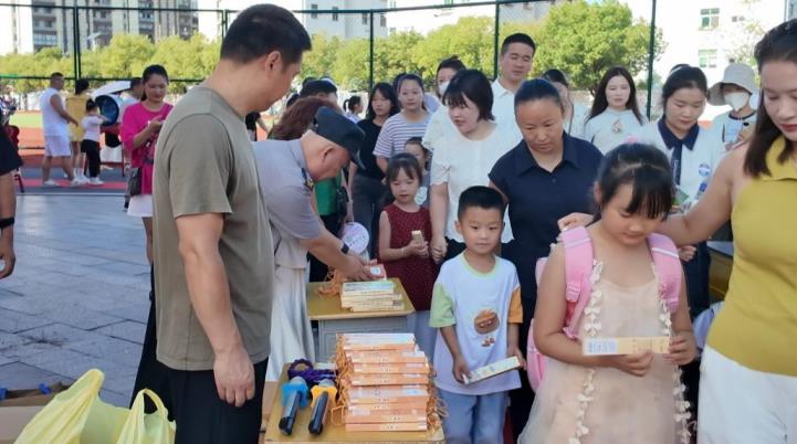 孩子们迈出小学生活第一步。