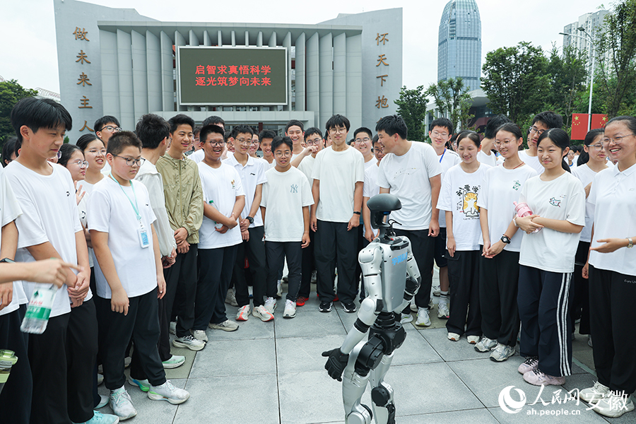 學生們參觀人形機器人。人民網記者 張俊攝