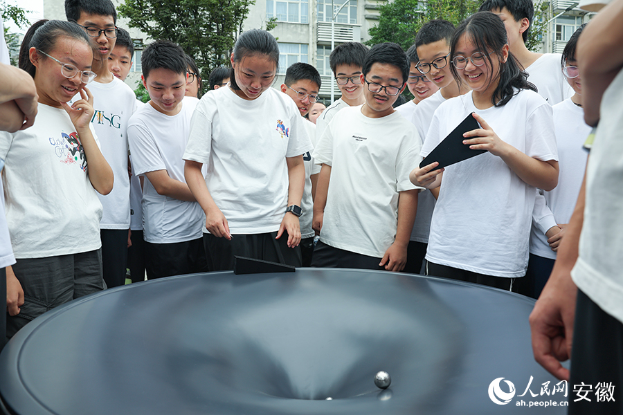學生們參觀體驗物理實驗裝置。人民網記者 張俊攝