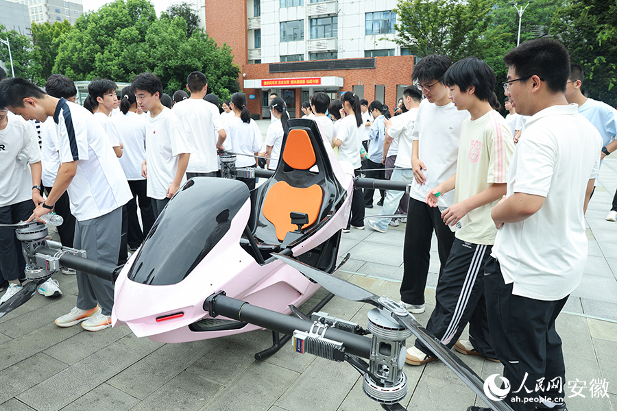 學生們參觀智能載人飛行器。人民網記者 張俊攝