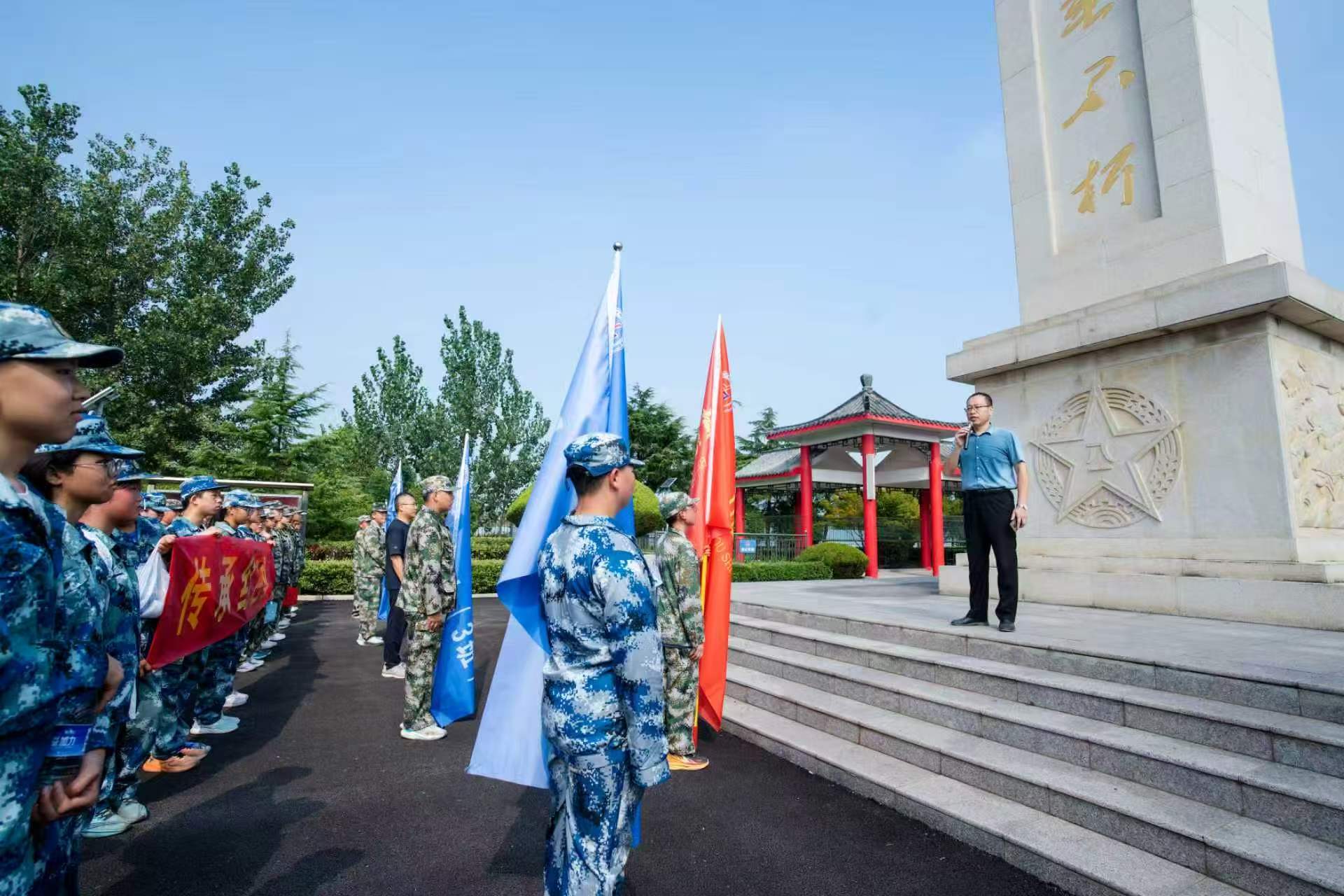 走进烈士陵园，缅怀革命先烈。尹斌摄