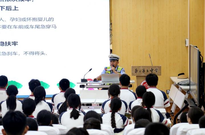 公安交警开展交通安全宣讲。
