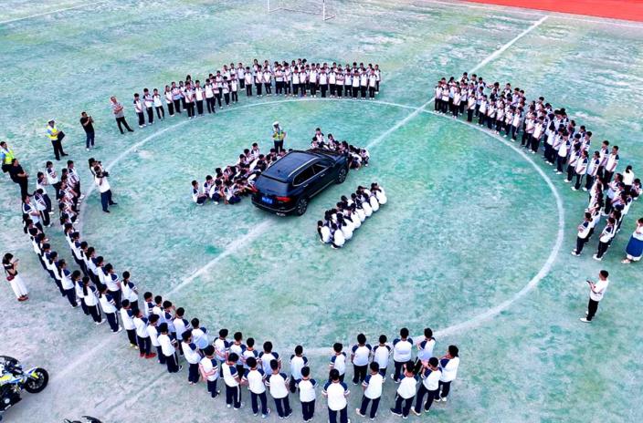 同学们现场体验车辆盲区。
