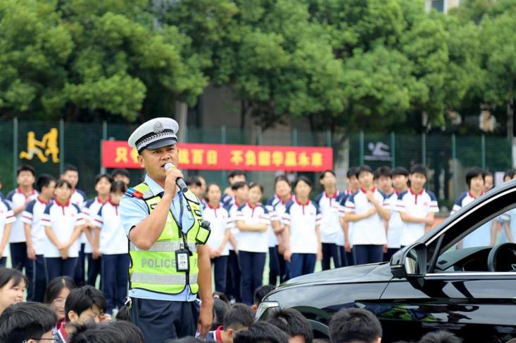 公安交警现场讲解交通安全知识。