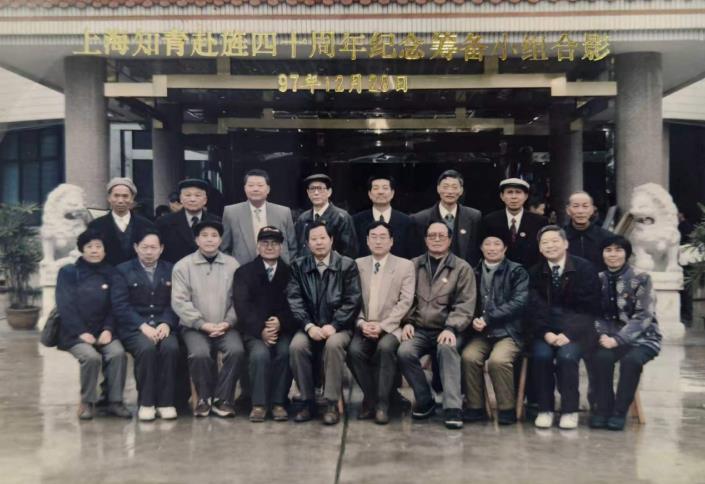 后排右四为王福生。