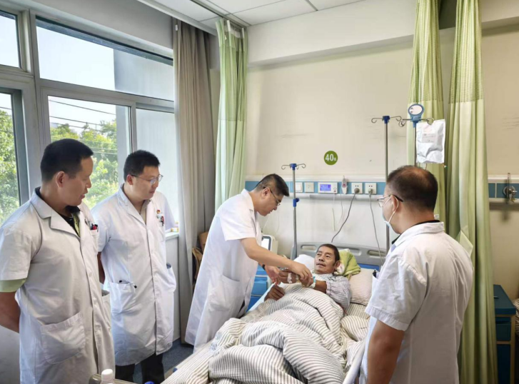 许金鹏主任医师团队看望患者