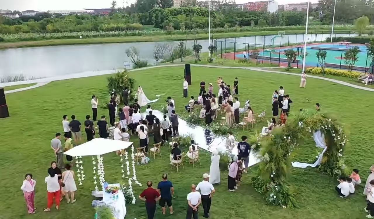 天长市石梁镇十八集社区的一场草坪婚礼。石梁镇供图