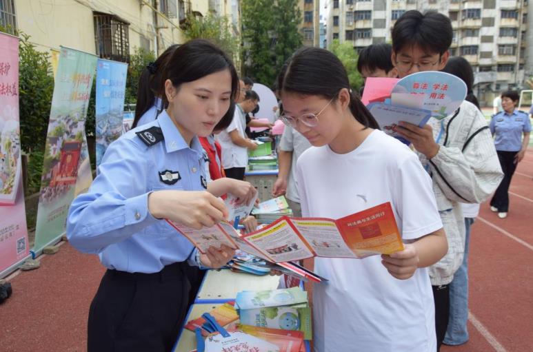 各部門聯合在臨泉四中開展法治教育活動。齊磊供圖