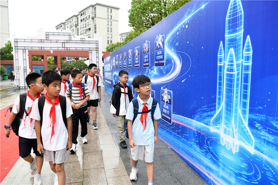 以中國航天科技發展為主題的愛國主義教育宣傳長廊。