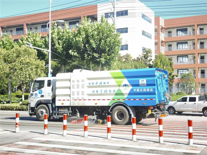 掃地車清掃校園周邊道路。受訪者供圖