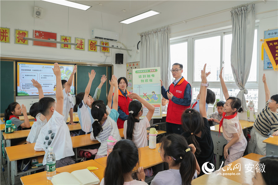 馬鞍山市勞動模范、國網和縣供電公司運維檢修部副主任龔坤正在進行科普宣講。人民網記者 李希蒙攝