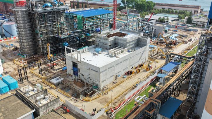 全钛材核心设备“稳落”汽机厂房 中国化学三化建新加坡项目再攻坚。中国化学三化建供图