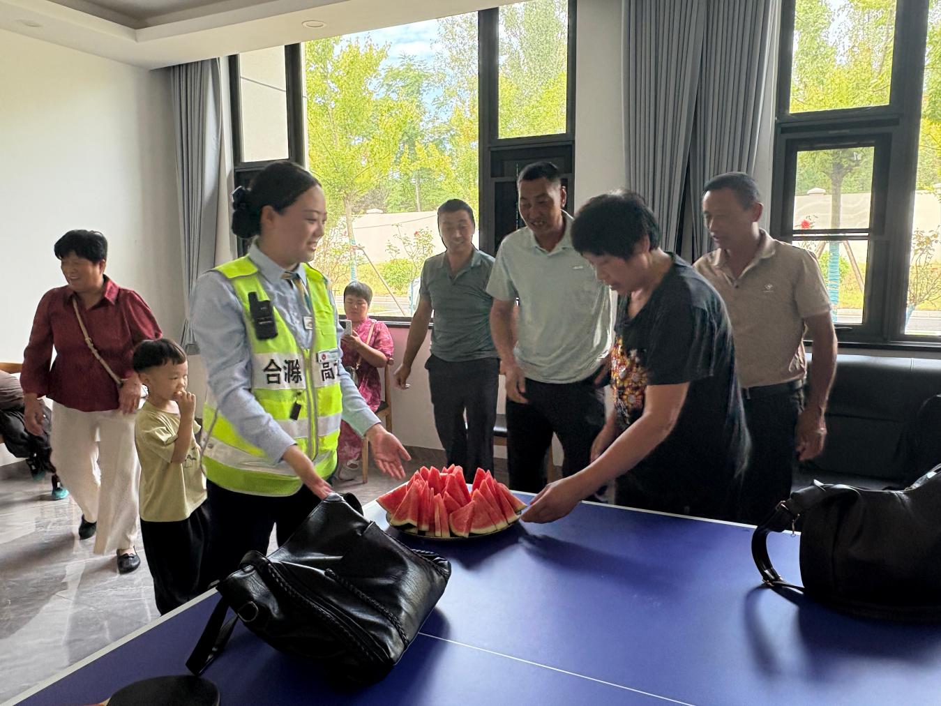一碗面条，一块西瓜，让外地旅客记住了合肥高速的温度。