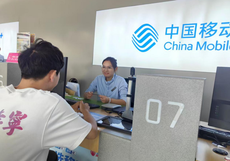 工作人员正为我办理业务
