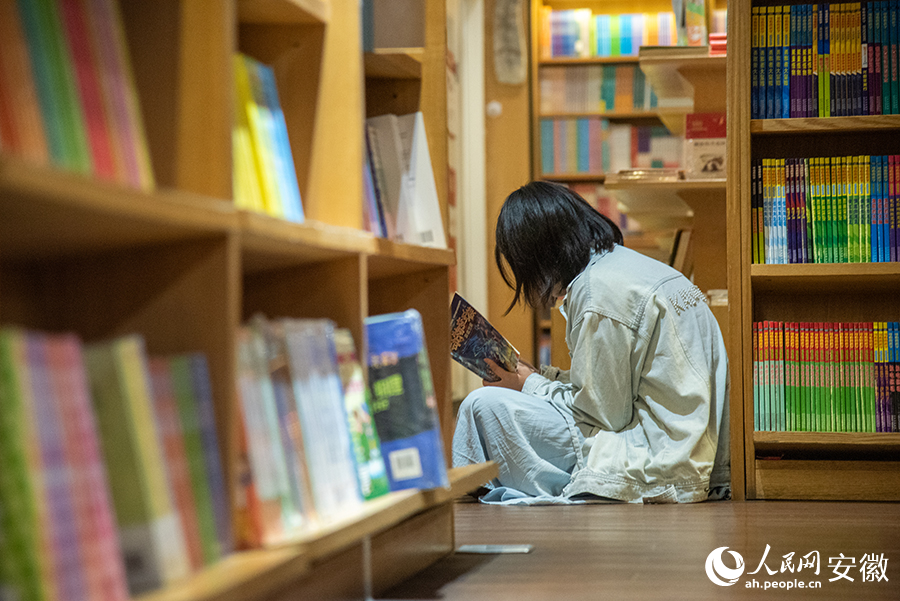 挑一本書，席地而坐，就可以沉浸在書香中。人民網記者 李希蒙攝
