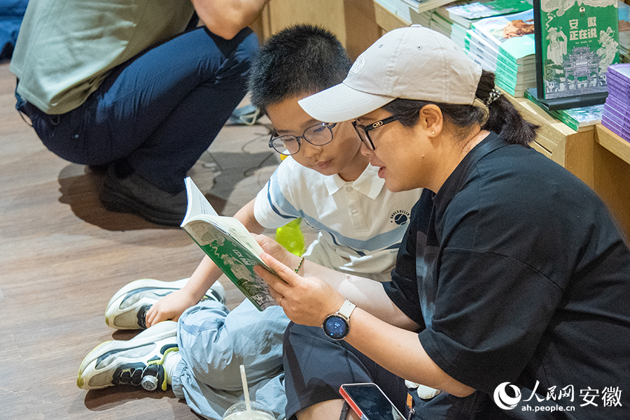 挑一本書，席地而坐，就可以沉浸在書香中。人民網記者 李希蒙攝