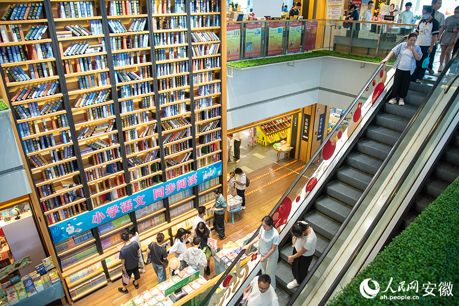 新學期開啟，安徽省合肥市長江中路的新華書店安徽圖書城店迎來開學購書熱潮。人民網記者 李希蒙攝