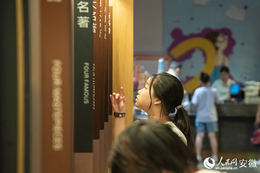 学生们正在挑选自己心仪的图书。人民网记者 李希蒙摄