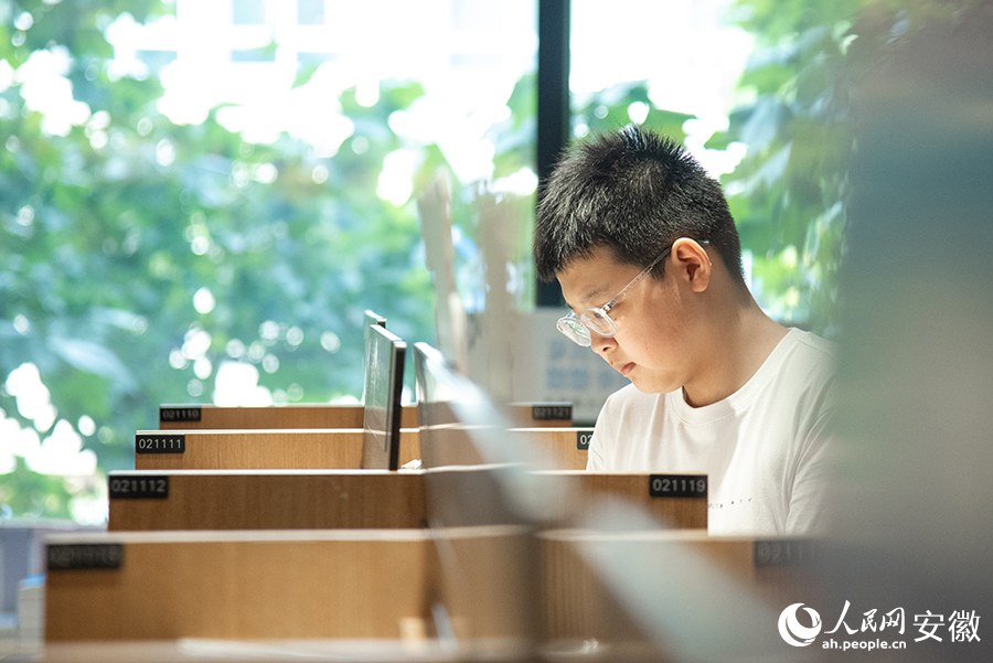 學生們正在挑選自己心儀的圖書。人民網記者 李希蒙攝