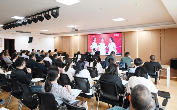 “中国好人”葛春梅在讲述家风家教故事。赵怀勇供图
