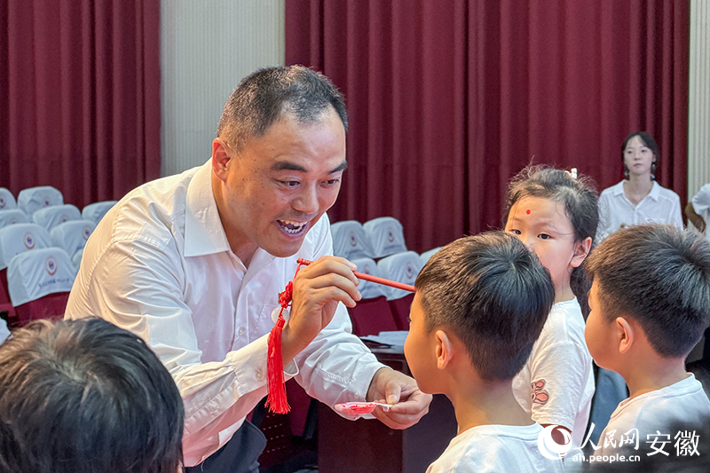 新學期伊始，身為校長的汪洋，在給新生“點智”。人民網記者 李希蒙攝