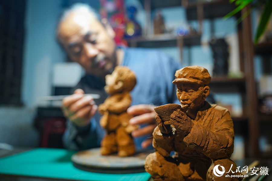 李建東的作品選材豐富，既有市井煙火的溫潤，也有紅色風骨的剛毅。人民網記者 李希蒙攝