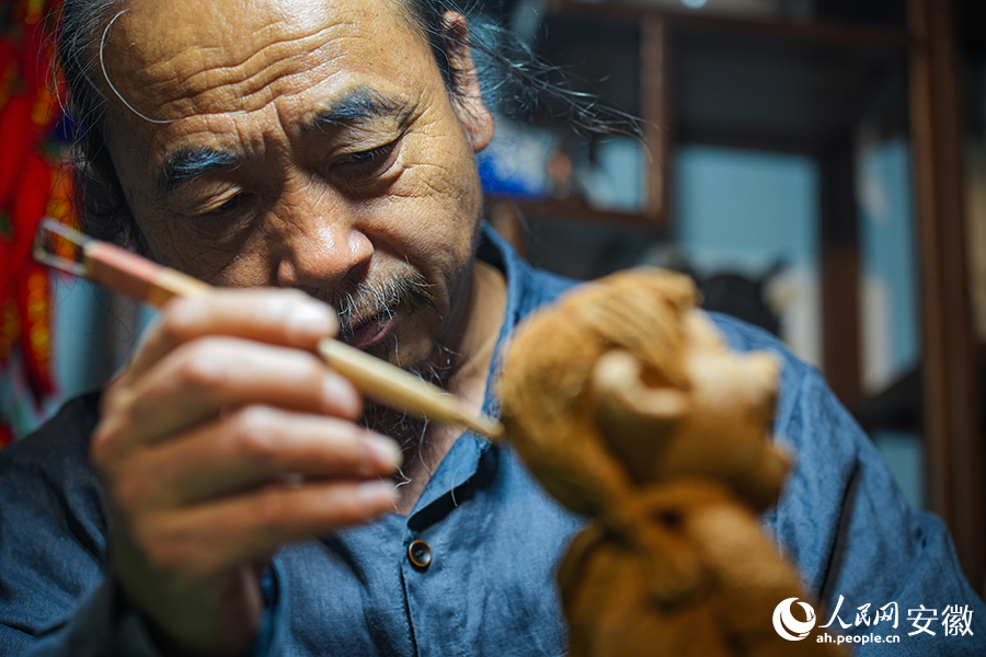 每一刀下去，不僅是技法，還有熱愛。人民網記者 李希蒙攝
