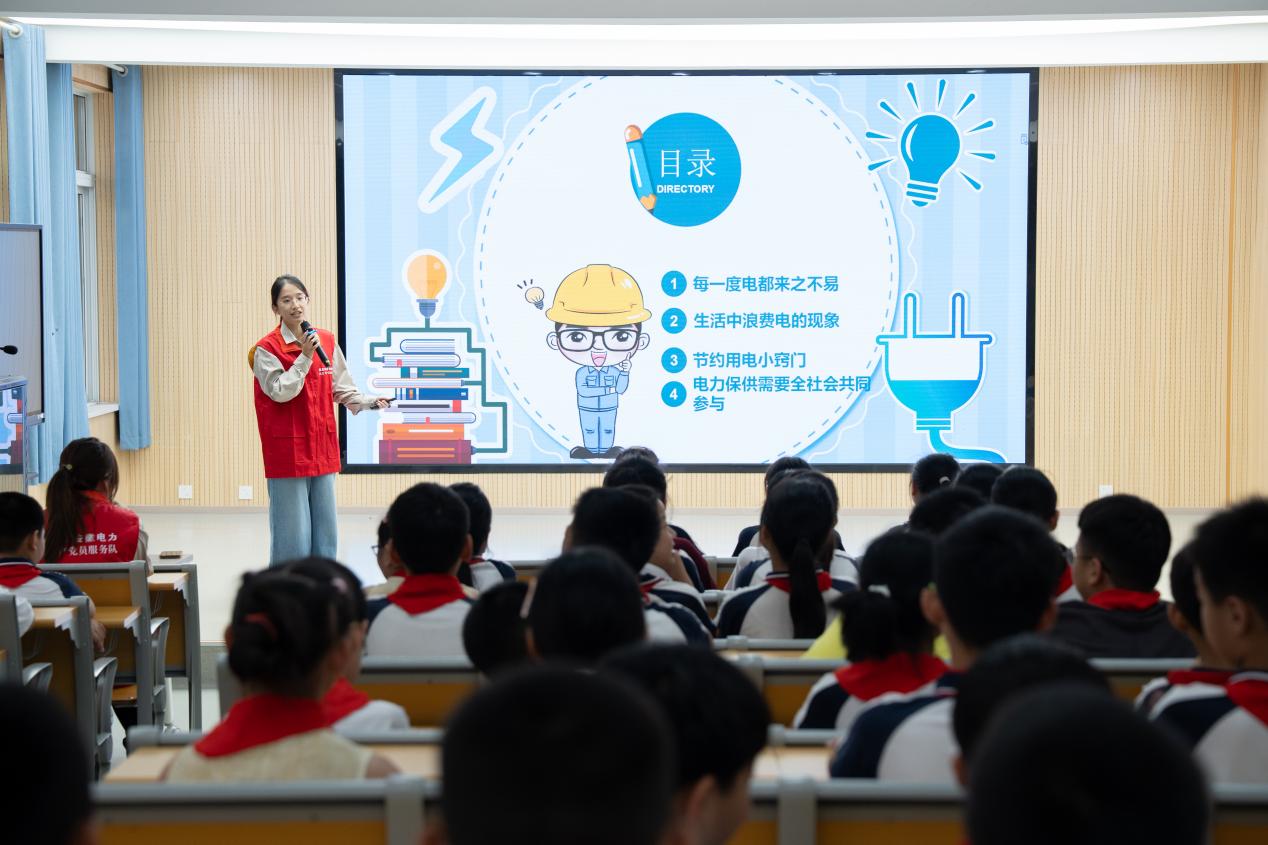 志愿者为同学们讲解安全知识。