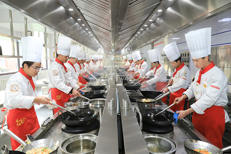 新东方烹饪学校学生课堂实训。安徽新东方烹饪高级技工学校供图