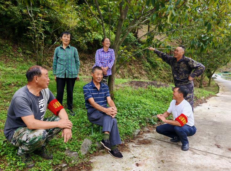 村民参与护收。傅忠翛摄