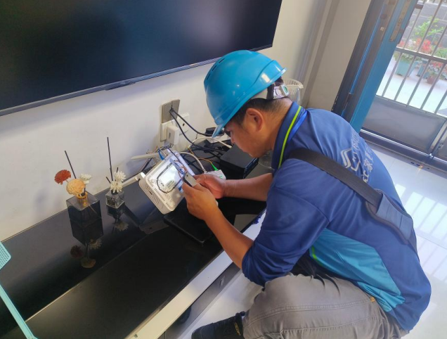 裝維師傅在房間測試信號