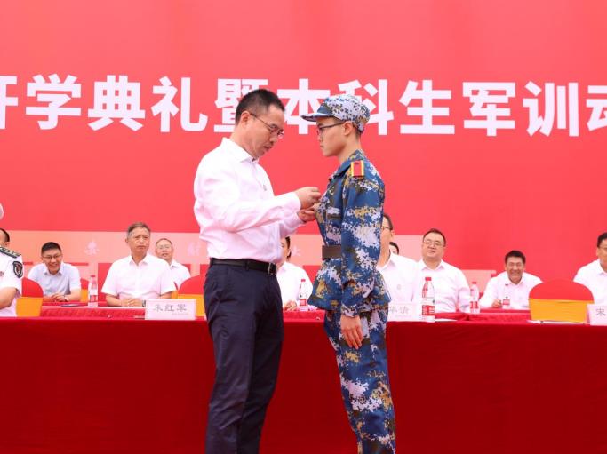 佩戴校徽。
