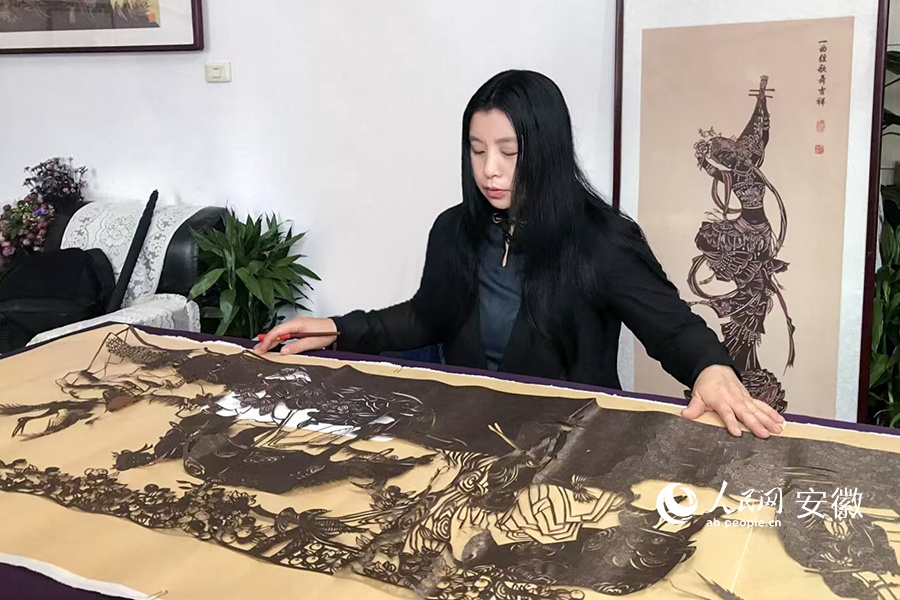 张一博的母亲，安徽省级非物质文化遗产代表性项目贺氏绫刻画创始人贺馥。受访者供图