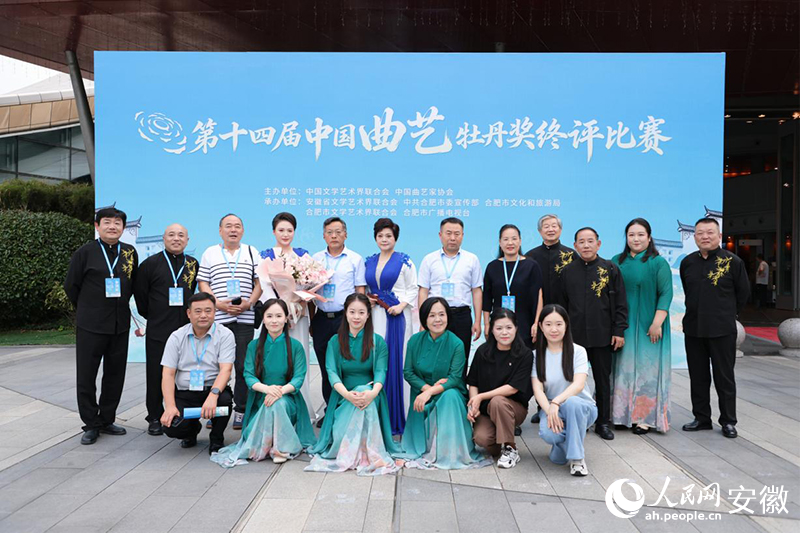 该节目演职人员合影。人民网记者 王晓飞摄