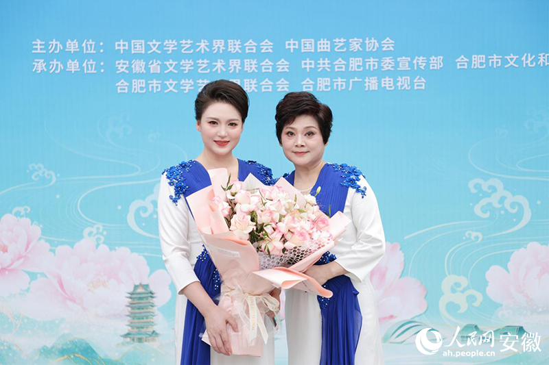 表演者李琳杰（左）、李玲。人民网记者 王晓飞摄