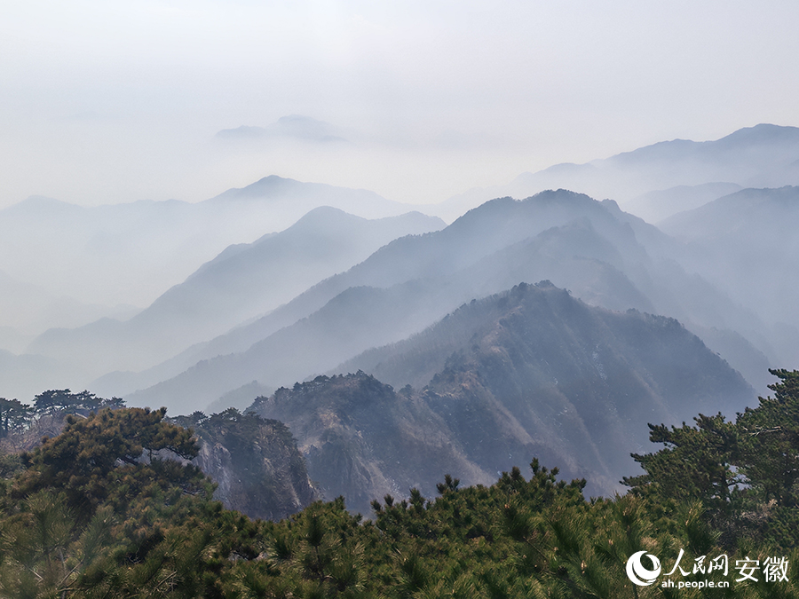 如水墨画一般的万佛山。人民网记者 张磊摄
