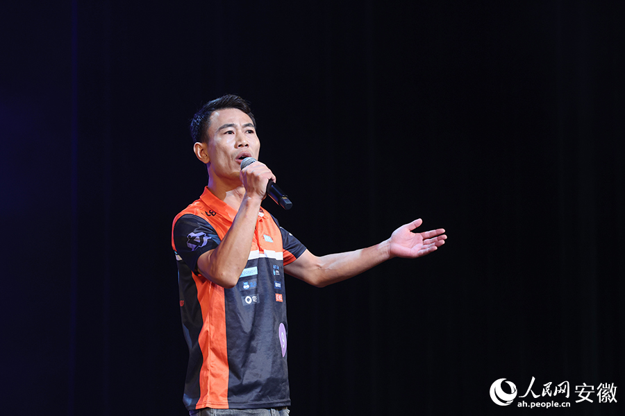 参赛选手在歌唱比赛中。人民网记者 张俊摄