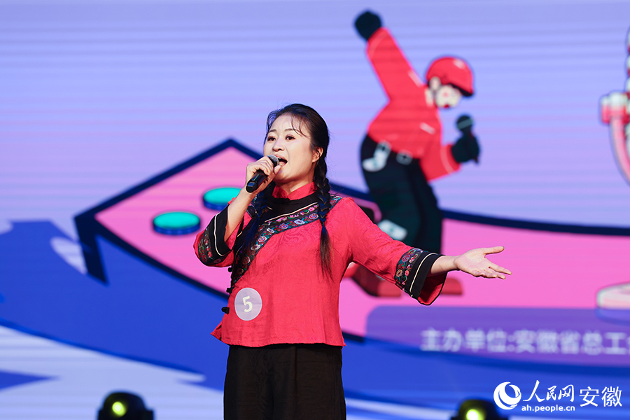 参赛选手在比赛中倾情歌唱。人民网记者 张俊摄
