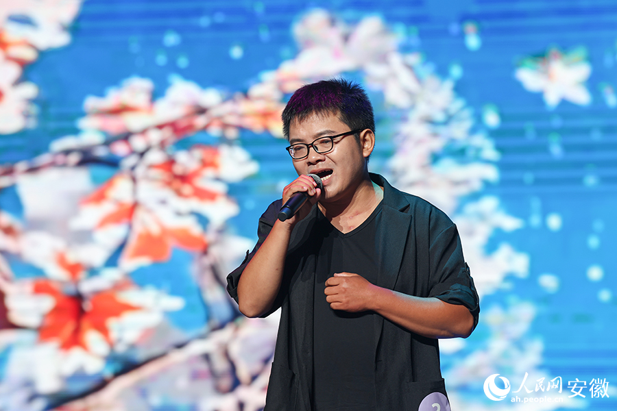 参赛选手在歌唱比赛中。人民网记者 张俊摄