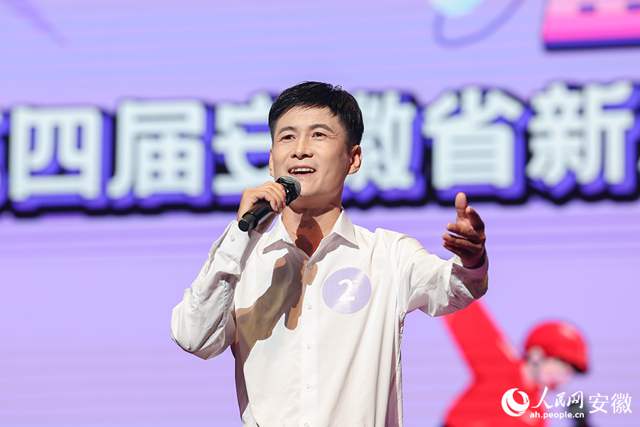 参赛选手在歌唱比赛中。人民网记者 张俊摄