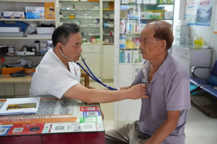 朱文龍為村民看病