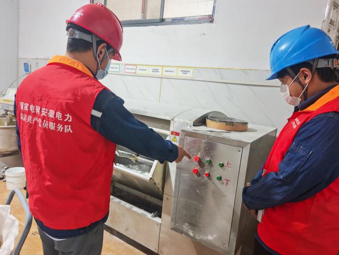 濉溪县供电公司服务人员为月饼加工设备排查用电安全隐患。单飞摄