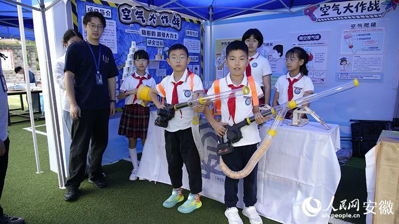学生展示“乒乓球加特林空气炮”。人民网记者 吕欢欢摄