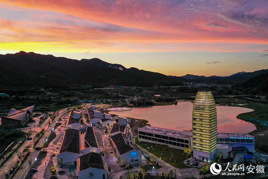 東黃山腳下的悠悠湖。黃山區委宣傳部供圖