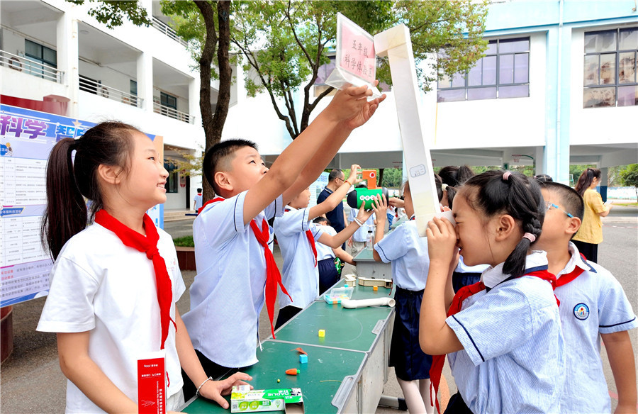 學生們在安徽省銅陵市義安區實驗小學首屆科技節光學探究項目中感受科技魅力。 