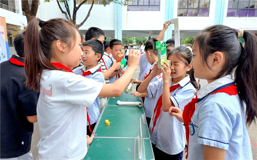學生們在安徽省銅陵市義安區實驗小學首屆科技節光學探究項目中感受科技魅力。